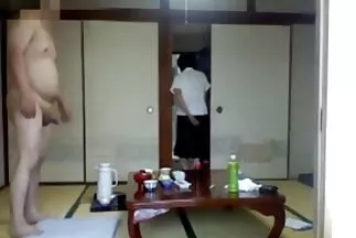 Cô gái tóc nâu đi giày cao gót thích quan hệ tình dục nhóm với thâm nhập gấp đôi. phim sec han q