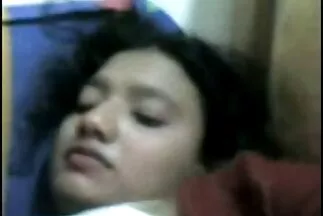 Cô gái tóc plm sec vàng trưởng thành dang rộng chân trước một chàng trai trẻ trên chiếc ghế dài.