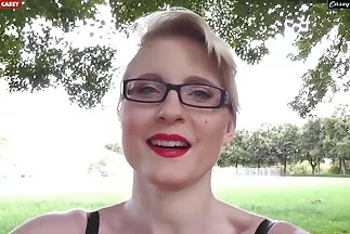 Jock đập cô gái tóc vàng đầu phim séc u50 tiên vào âm hộ, sau đó vào đường hậu môn.