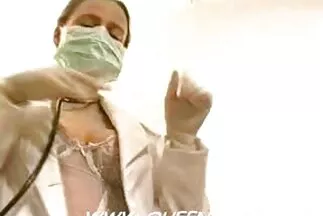 Cô gái bình sec chi dau thường được vẽ với bộ ngực to đã tự hiến thân cho một gã trọc đầu.