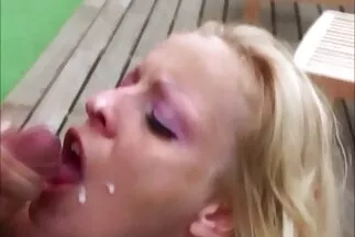 Người đàn ông đầu trọc đặt cô gái tóc nâu chân dài lên bàn và sec tình cảm kết liễu cô ấy.