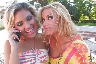 Mẹ bỉm sữa lớn trải qua secchauau cực khoái từ thâm nhập gấp đôi.