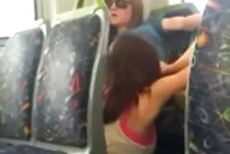 Người da đen đụ em bé August Ames trong những cái lỗ chật hẹp với một cái âm hộ lớn phim sec tai ve màu đen.