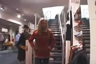 Người đàn ông da đen bên hồ bơi đưa một người mẫu gầy guộc vào bệnh ung thư và đưa cô ấy lên cực khoái phim sec bà già bằng một cú buồi dài.