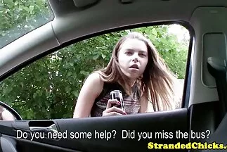 Người da đen đổ dầu vào lỗ của gót chân trắng phim sec choi tap the và thâm nhập gấp đôi vào mông.