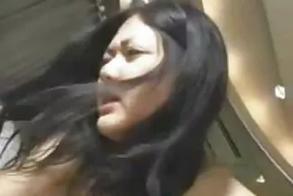 Pikaper thâm nhập hậu môn của cô gái tóc nâu đầu tiên với một phim sec nuot tinh trung thành viên, sau đó với một máy rung.