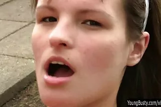 Một sec dit sĩ quan cảnh sát dụ dỗ một cô gái để quan hệ tình dục với sự giúp đỡ của vị trí chính thức của anh ta và một thành viên.