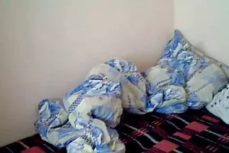 Tóc phim sec han đỏ đưa cho sinh viên Nga một chiếc mũ lưỡi trai trẻ và thích nó.