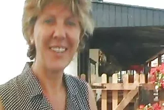 Một cô gái tóc vàng mảnh khảnh mời một người châu Phi đến nhà cô ấy để giao cấu thô bạo giữa sem phin sech các chủng tộc.