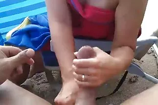 Ba người phim sec ca ve đồng tính nữ có hình xăm trên đi văng vuốt ve những chiếc mũ mềm mại