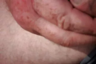 Nhóm quan hệ tình dục trên bàn kích thích cô gái tóc vàng gợi cảm trong đôi sec nhat ky vang anh giày cao gót.