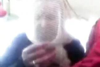 Hai người bạn, một cô gái tóc đỏ và một cô gái tóc vàng, sắp xếp cho một nhóm đàn ông da đen sec dit tre em quan hệ tình dục với cực khoái.