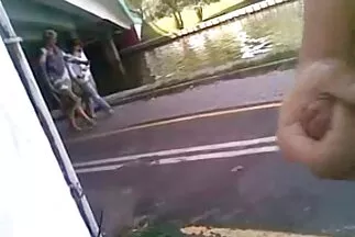 Một người đàn ông da đen khỏe mạnh chịch một thành viên to lớn với phom sec một cô gái tóc nâu ngọt ngào.