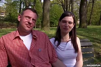 Mẹ già và pim sec 69 cậu bé giải trí với nhau trên một chiếc giường lớn.