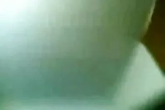 Một cô gái trẻ tóc vàng dang rộng hai chân phim sec bu cu để đánh đòn trong buổi casting.