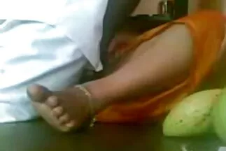 Cô gái trẻ sec 12 tuoi với bộ ngực vui tươi làm tình với một chàng trai.