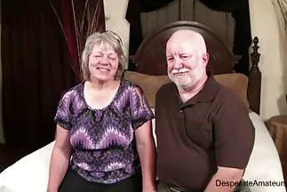 Một cô gái trẻ thủ dâm dương vật giả qua đường hậu môn và bỏ phim sec dâm lỡ một con cặc mới trong mông cô ấy.