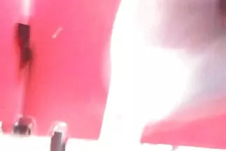 Một cô gái trẻ phim sec tu suong trong phòng ngủ của anh trai mình thay thế khe để đánh đòn thực sự.