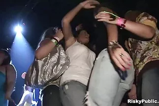 Những người sec phu de da đen với những thành viên dài đã dàn dựng một màn xuyên thấu gấp đôi cho một con đĩ trẻ.