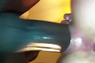 Anh chàng dính vào người mẹ thể sec anh em thao và đụ cô ấy trên bàn bếp.