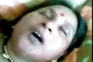 Sau khi xoa bóp cho Charlie Dean và bạn của anh ấy, Jolie Love đã yêu cầu được đụ vào sec sinh vien mông và mũ của cô ấy cùng một lúc.