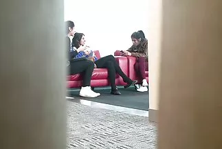 Busty rám nắng brunette trên ghế sofa màu xanh ung thư đứng trước phim sec bà già một jock.