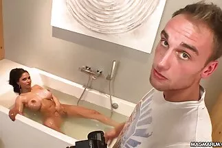 Juicy tóc vàng lắc ngực và lừa dối anh chàng với người bạn cơ phim sec phan kim lien bắp.