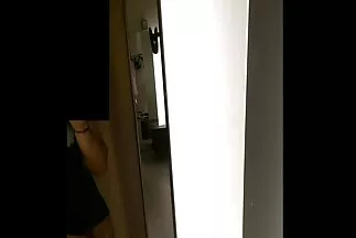 Một cô gái mảnh mai nuông chiều pim sec lau xanh dương vật của mười hai người đàn ông trong nhóm quan hệ tình dục.