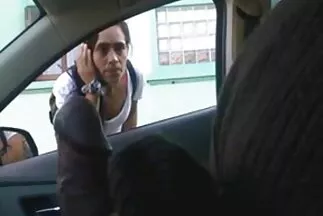 Những người đồng tính nữ mảnh khảnh hút séc thu thuốc và liếm mũ của nhau gần hồ bơi.