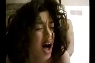 Một đám đông gồm những phinm sec chàng trai và cô gái lo lắng đã tổ chức một cuộc truy hoan tập thể với nhau.