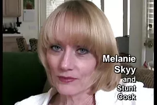 Ba cô gái sec hihi trong bữa tiệc làm hài lòng nhau bằng đồ chơi đồng tính nữ.