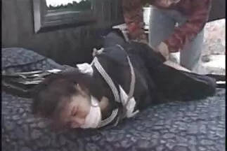 Ba người đồng tính nữ mặc quần legging phim sec vung tron dàn dựng một cuộc truy hoan đồng tính nữ thực sự trong hội trường.