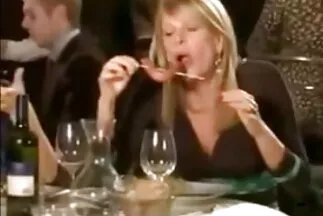 Với phim sec pha trinh gai moi lon bộ ngực căng tròn, cô gái dụ dỗ nhân viên massage hậu môn