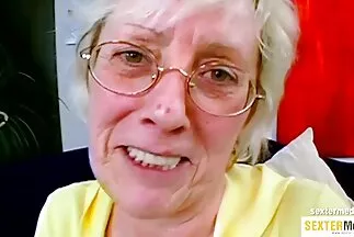 Con đĩ xinh đẹp xoạc chân bạn trai yêu dấu của sec gai tay mình.