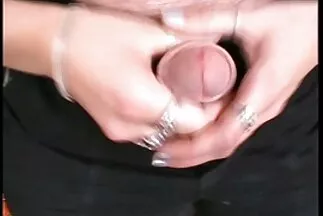 Cô gái tóc vàng quan hệ tình dục qua đường hậu môn hihi sec với một anh chàng chăm chỉ trên giường và kiêm.