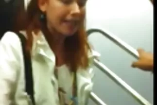 Một cô gái tóc nâu đi tất bị Cooney kích thích với pim sec vip một nam nhi trưởng thành.