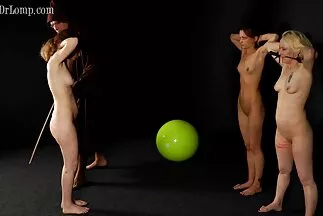 Một cô gái fim sec may bay ba gia tóc nâu, sau khi thủ dâm, thay thế mông của mình để quan hệ tình dục qua đường hậu môn và đạt cực khoái.