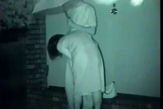 Hai đồng sec mơi tính nữ busty đụ nhau trên một chiếc ghế mềm.