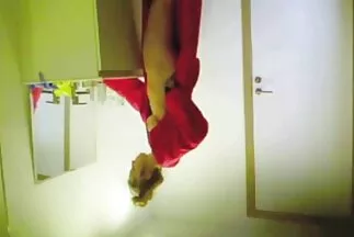 Một cô gái mặc quần tất đồng ý quay phim khiêu dâm tự chế sec hen tai ở ngôi thứ nhất.