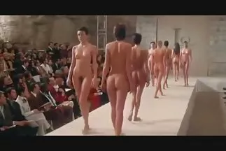 Cô gái có bộ ngực lớn dang rộng xemphimsecthu đôi chân của mình để thâm nhập gấp đôi.