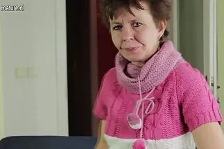 Một cô gái với một âm hộ đầy lông thay thế mông của fim sec nga cô ấy cho hậu môn nhẹ nhàng.