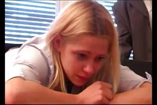 Mulatto chân dài dang rộng hai chân trước mặt nông sec sinh viên dân.