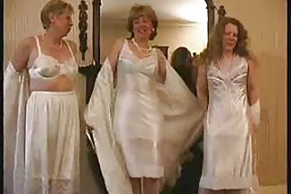 Robust phim sec u60 Johnny chịch bạn của cô dâu đang ngủ trong phòng tắm hơi.