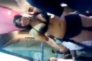 Doggystyle đồng tính nữ lái một pim sec pha trinh chiếc dây đeo lớn vào bắp chân và đạt khoái cảm.