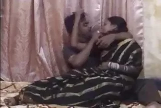 Người mẹ phim sec lam tinh mặc quần tất quyết định lắc bộ ngực to của mình khi quan hệ tình dục với một chàng trai.