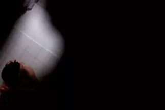 Mẹ với vắt sữa lớn chị pim sec mat sa con riêng trẻ của mình ngay trong nhà bếp.