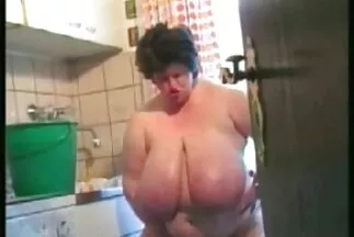 Mẹ vú to cưỡi cặc sec my da den người tình trong tư thế cao bồi