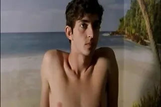 Một người phimsecnga da đen với dương vật dài và dày đã làm phim khiêu dâm tập thể cho hai cô gái.