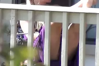 Anh chàng phim sec xuat tinh vao lon ngồi trên đi văng, trông giống như cô bạn gái người Nga của anh ta đang ngoại tình với một người bạn.