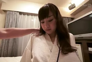 Anh chàng quyến rũ bà mẹ trong chiếc quần tất và đưa bà phim sec chu chau đến cực khoái bằng một con cặc cứng ngắc.